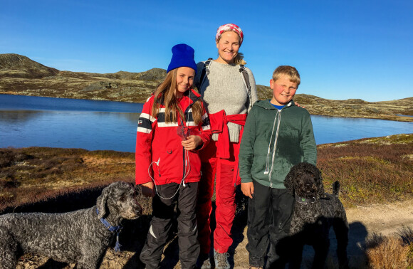 MOR OG DATTER: Kronprinsfamilien har to labradoodler. Her i Uvdal i 2016. Foto: Slottet MOR OG DATTER: Kronprinsfamilien har to labradoodler. Her i Uvdal i 2016. Foto: Slottet